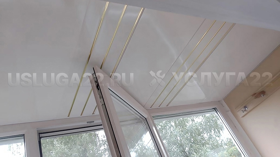 Обшивка потолка балкона пластиковыми панелями